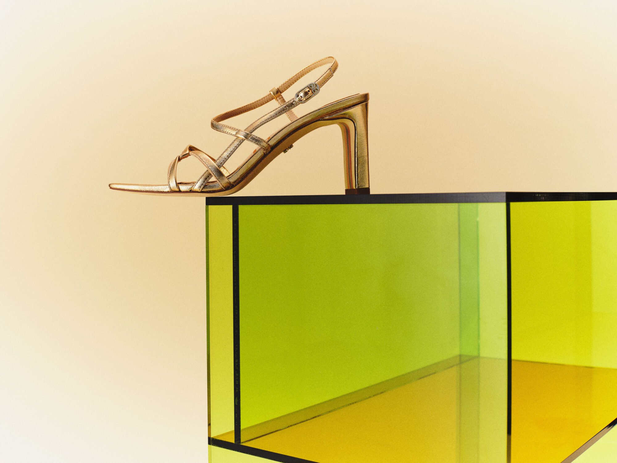 Se Ss25 1 Still Emmie Amber Gold 530